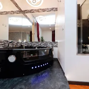 https://refined-suite-with-jacuzzi-in-trastevere.it-romehotels.com